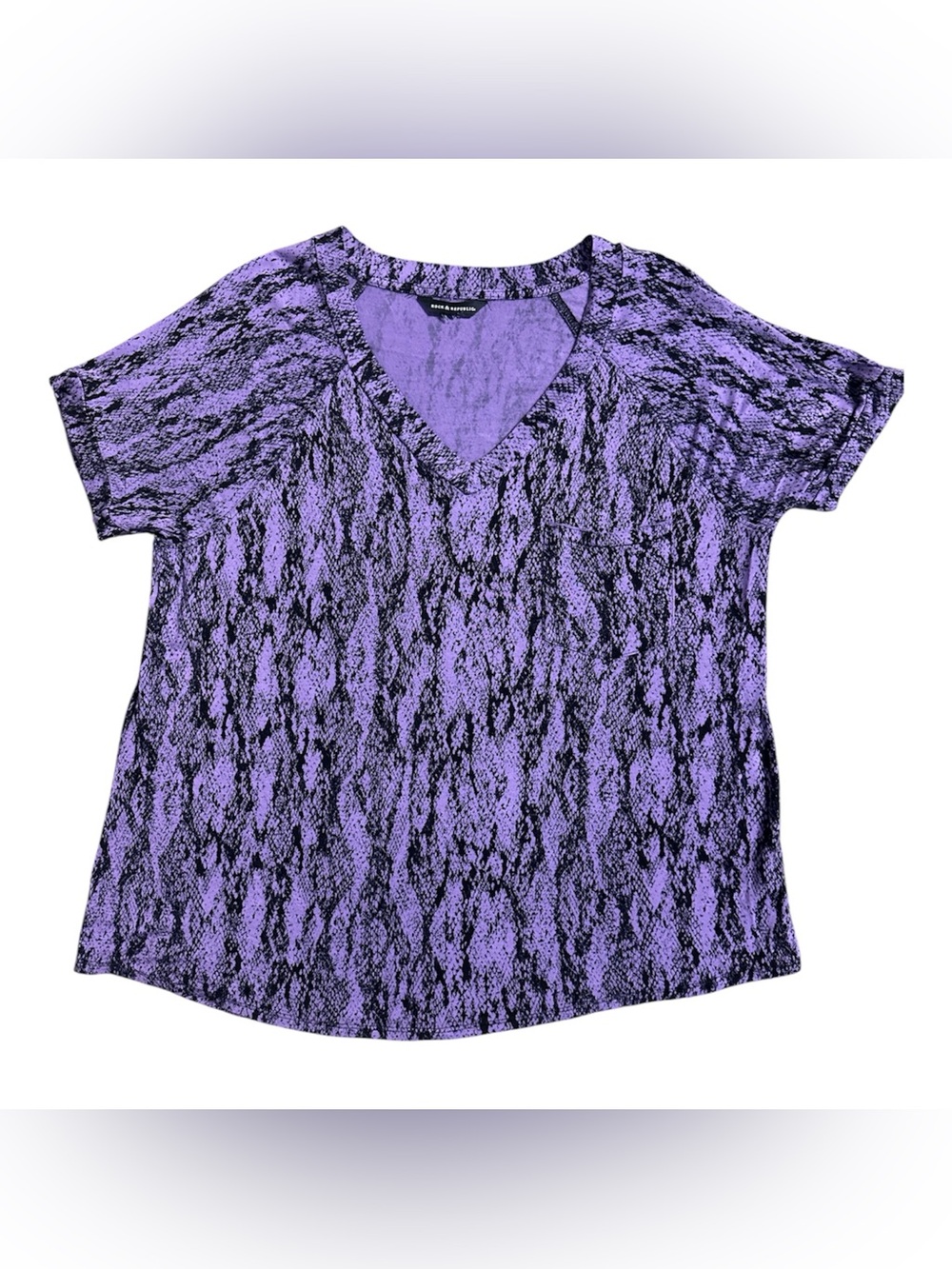 Rock & Republic Purple V‑Neck Snake‑Print Top with Pocket. 22” PTP (44” Bust)